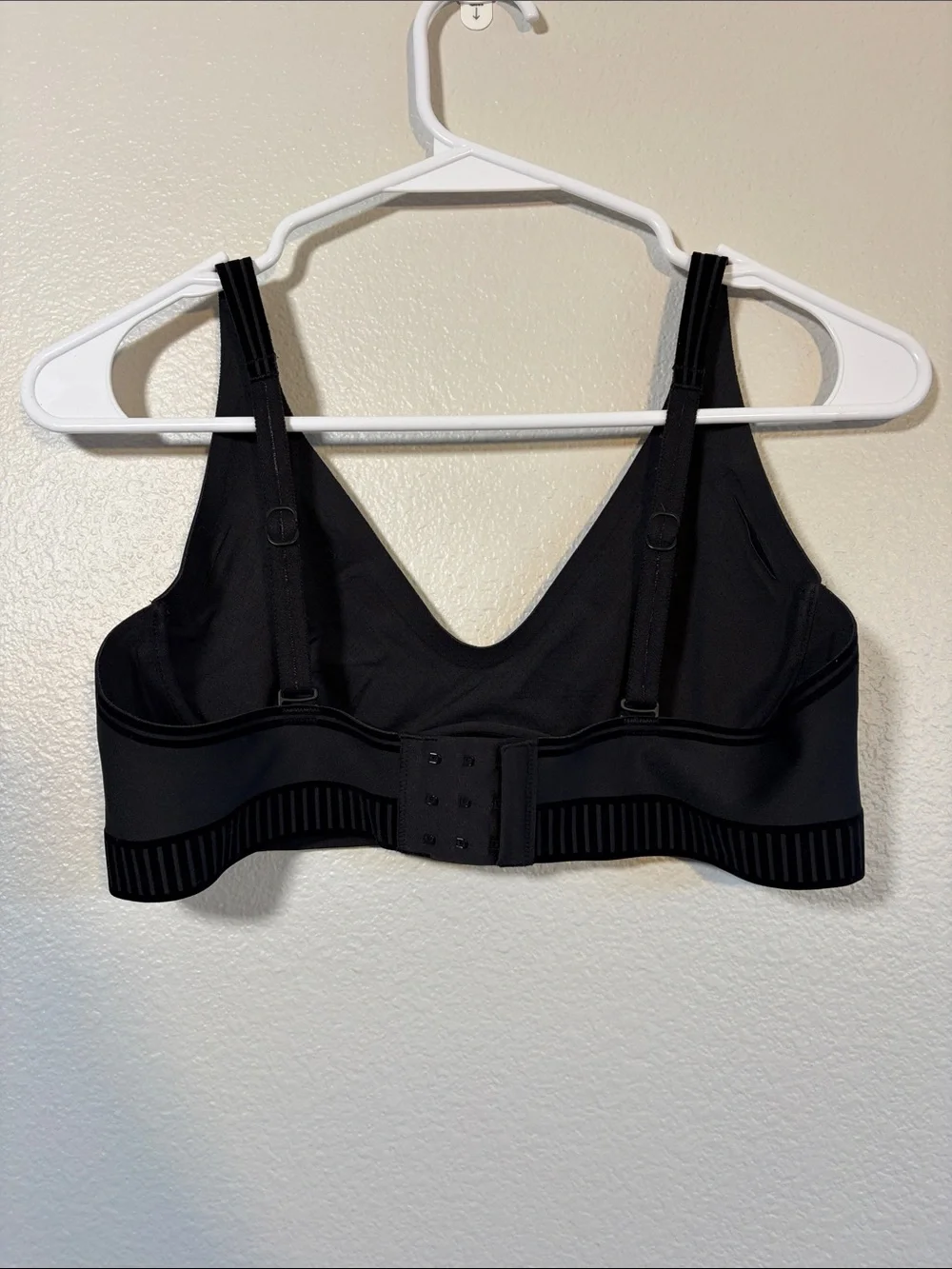 ALO Yoga Line Up Bra in Black - S